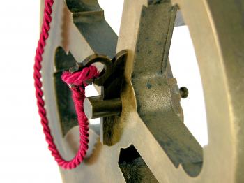 The key that lockes the pin of the alidade.