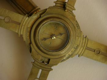 Detail of the instrument showing the compass and its Latin cardinal points.