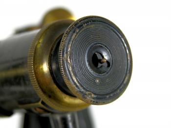  The eyepiece has a shutter to protect the lens against dust.