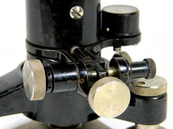 The horizontal drive screw and clamping mechanism.