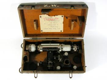 The 1932 Carl Zeiss Nivellier III in its box.