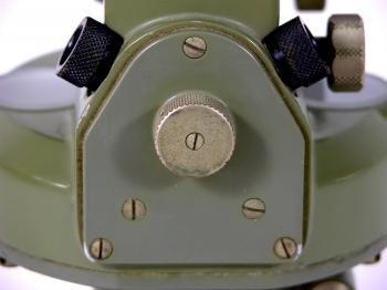 The selector knob for viewing the boussole through either the left or right ocular.