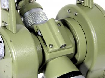 The lower optical bead has a lever to turn the internal mirror for reticle illumination.