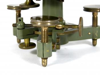 The horizontal drive screw of the pantometre à lunette.