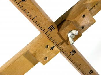 The cursor is clamped to the staff using a dovetail construction and wingnut.