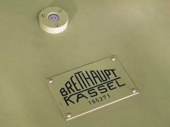 The manufacturer's label with serial and the circular vial.