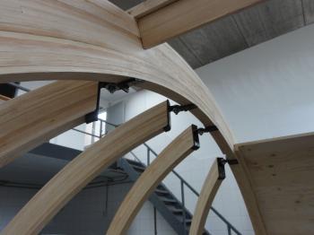 The side rafters are mounted to the main rafters using steel hinges.