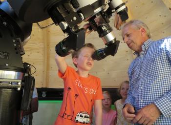 Grandnephew Finn looking through the apochromatic refractor at the opening (photo P. van Eerden).