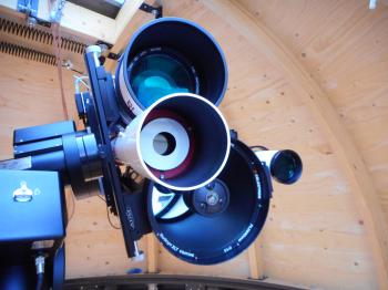 The objective lens is stopped down to 30mm using a dedicated brass lens cap.