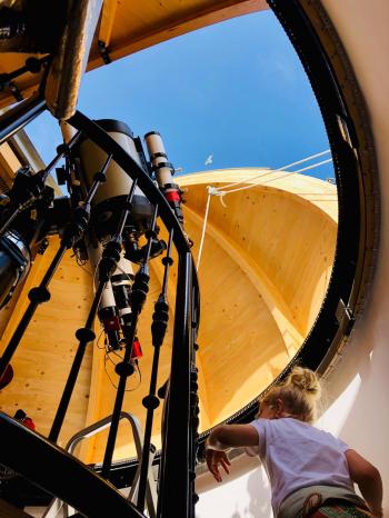 A girl with the fitting name Sunn entering the observatory at the 2020 Sun Watching Day.